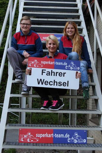 Bereit für den Einsatz beim WP Kartcup 2015 sind Saskia Händly (21), Cindy Wiedenhöft (24) und Vera Katharina Malaka (26). Foto: Bochum/Wittener Superkart-Team