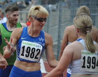 Katrin Müller-Rottgardt (2. v. li.) lief mit Guide Sebastian Fricke (li.) in Doha persönliche Bestzeit über 200 m – dennoch schied sie knapp im Halbfinale aus. Foto: TVW 01/Reith (Archiv) 