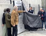 Hochkarätige Prominenz bei der Einweihung des KLAUS STEILMANN-PLATZES, v.l.: Sabine Braun, Souleman Sane, Willi Wülbeck, Thomas Eiskirch, Hannes Bongartz und SSB-Vorsitzende Gaby Schäfer. Foto: Stenzel Klaus-Steilmann-Platz-01